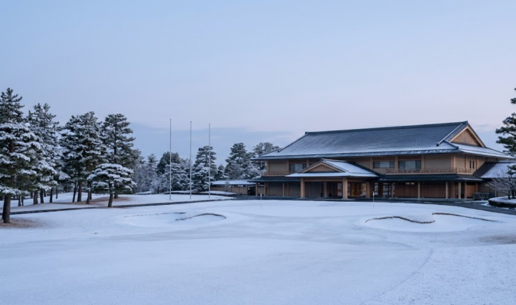 積雪によりクローズ(閉鎖)が決定した、一面真っ白な雪に覆われた日本のゴルフコースの景色